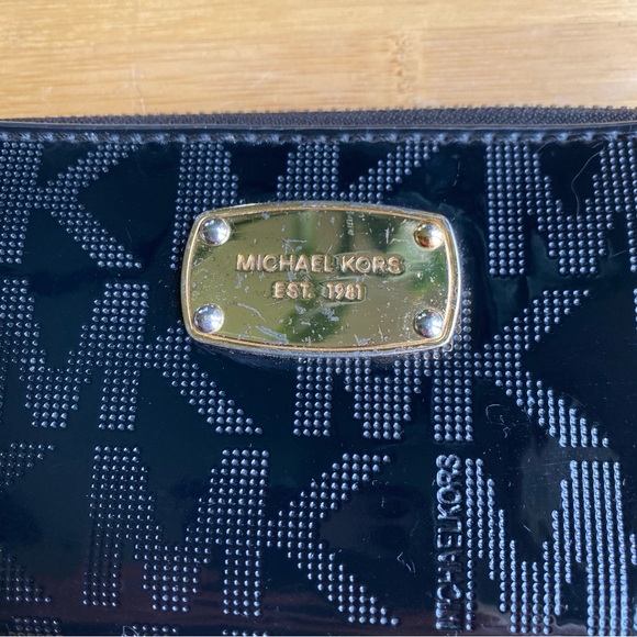 Michael Kors Black Patent Zip Around Wallet - Picture 2 of 7